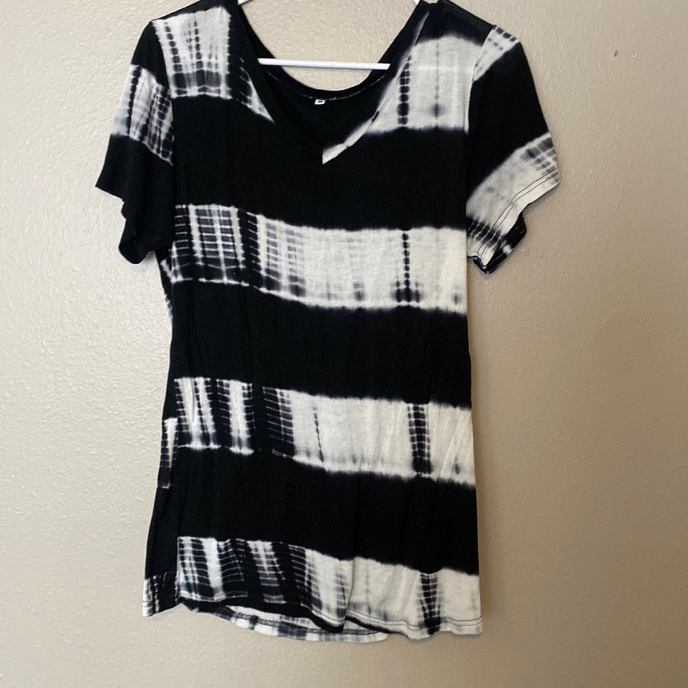 5/$20❤️ Black and white tie dye top